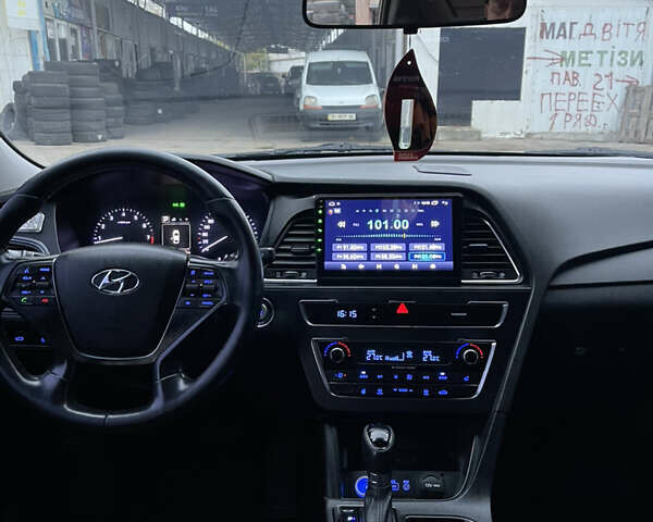 Черный Хендай Соната, объемом двигателя 2 л и пробегом 197 тыс. км за 13500 $, фото 3 на Automoto.ua
