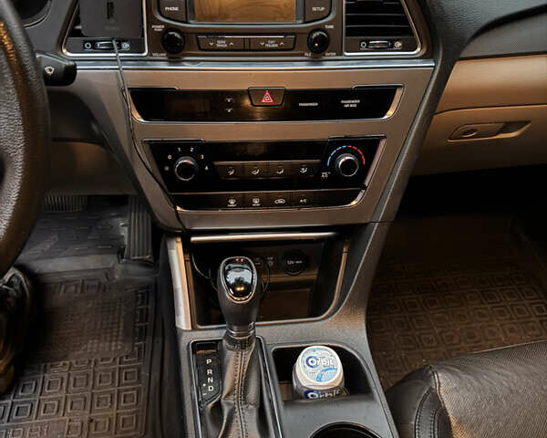 Черный Хендай Соната, объемом двигателя 2.36 л и пробегом 219 тыс. км за 10000 $, фото 9 на Automoto.ua