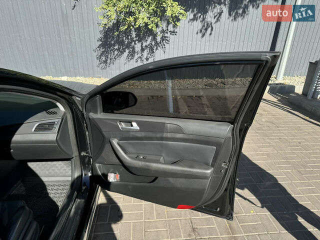 Черный Хендай Соната, объемом двигателя 2.36 л и пробегом 130 тыс. км за 10500 $, фото 17 на Automoto.ua