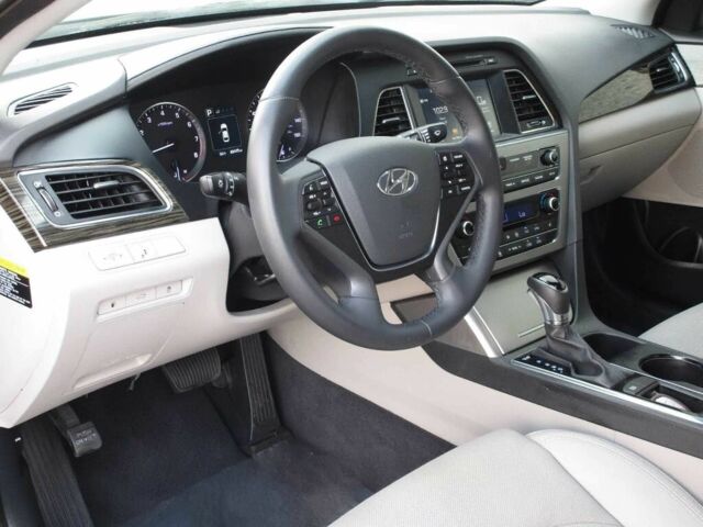 Черный Хендай Соната, объемом двигателя 2.4 л и пробегом 78 тыс. км за 2000 $, фото 8 на Automoto.ua