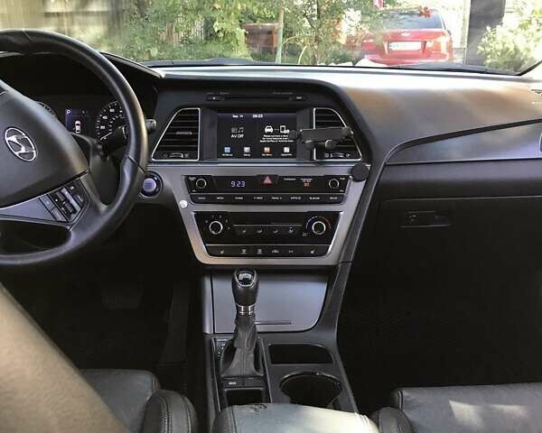 Черный Хендай Соната, объемом двигателя 2.36 л и пробегом 147 тыс. км за 11500 $, фото 12 на Automoto.ua