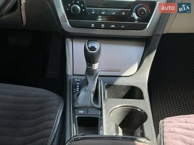 Черный Хендай Соната, объемом двигателя 2.4 л и пробегом 169 тыс. км за 10900 $, фото 16 на Automoto.ua