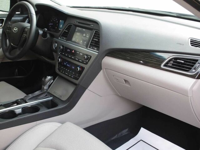 Черный Хендай Соната, объемом двигателя 2.4 л и пробегом 78 тыс. км за 2000 $, фото 6 на Automoto.ua