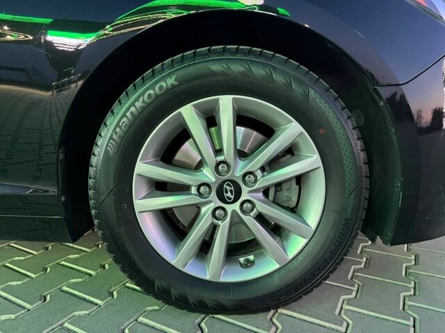 Черный Хендай Соната, объемом двигателя 2.4 л и пробегом 240 тыс. км за 10500 $, фото 4 на Automoto.ua