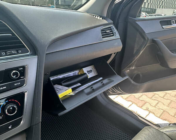 Черный Хендай Соната, объемом двигателя 2.36 л и пробегом 104 тыс. км за 12000 $, фото 10 на Automoto.ua