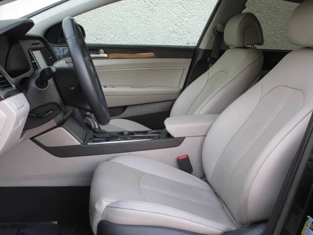 Черный Хендай Соната, объемом двигателя 2.4 л и пробегом 78 тыс. км за 2000 $, фото 7 на Automoto.ua