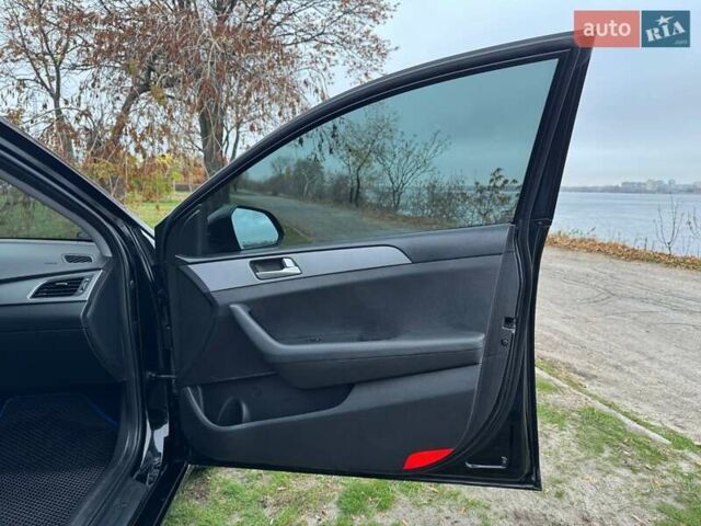 Чорний Хендай Соната, об'ємом двигуна 2 л та пробігом 210 тис. км за 12999 $, фото 13 на Automoto.ua