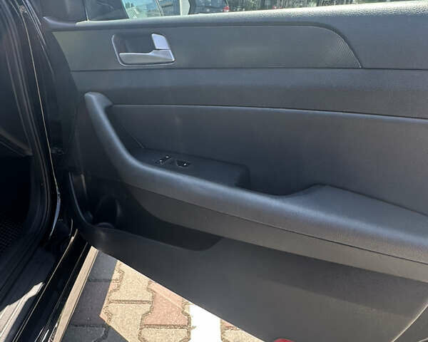 Черный Хендай Соната, объемом двигателя 2.36 л и пробегом 104 тыс. км за 12000 $, фото 25 на Automoto.ua