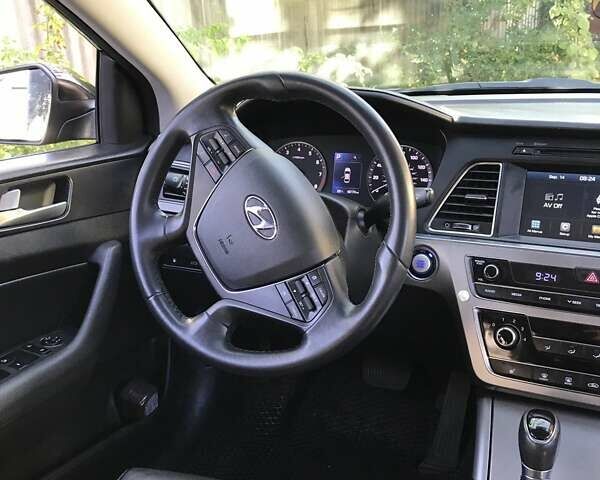 Черный Хендай Соната, объемом двигателя 2.36 л и пробегом 147 тыс. км за 11500 $, фото 10 на Automoto.ua