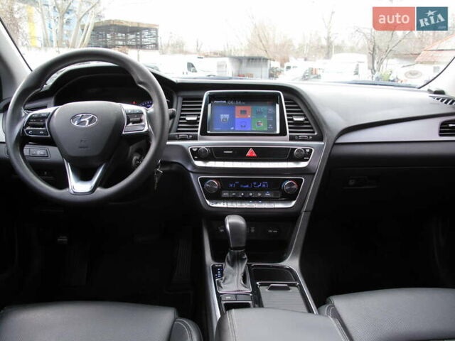 Чорний Хендай Соната, об'ємом двигуна 2 л та пробігом 370 тис. км за 13300 $, фото 31 на Automoto.ua