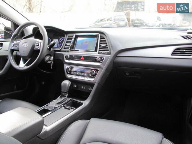 Чорний Хендай Соната, об'ємом двигуна 2 л та пробігом 370 тис. км за 13300 $, фото 48 на Automoto.ua