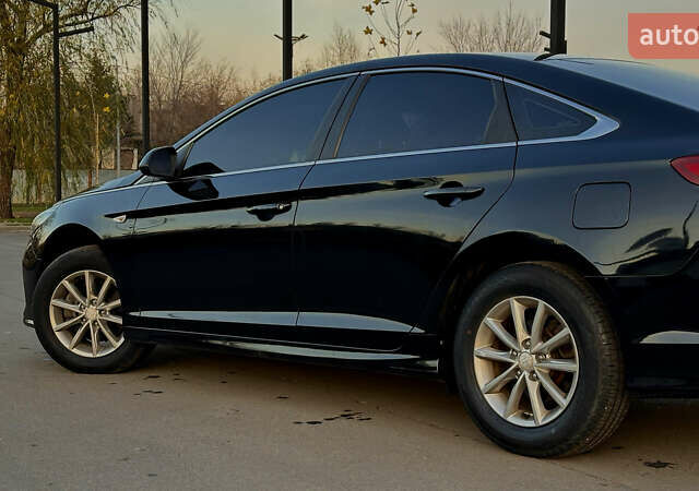 Черный Хендай Соната, объемом двигателя 2 л и пробегом 171 тыс. км за 12650 $, фото 4 на Automoto.ua