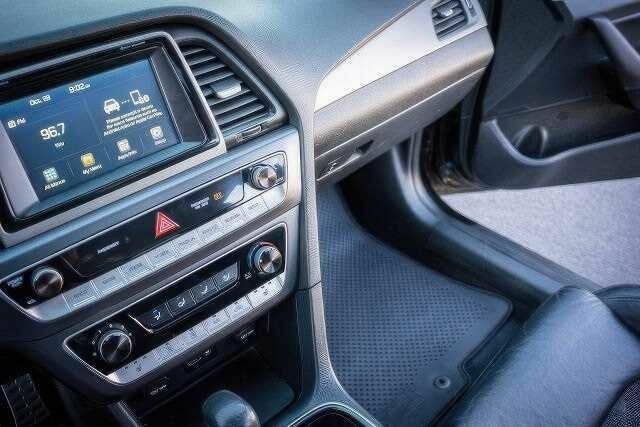 Черный Хендай Соната, объемом двигателя 2 л и пробегом 79 тыс. км за 7100 $, фото 12 на Automoto.ua