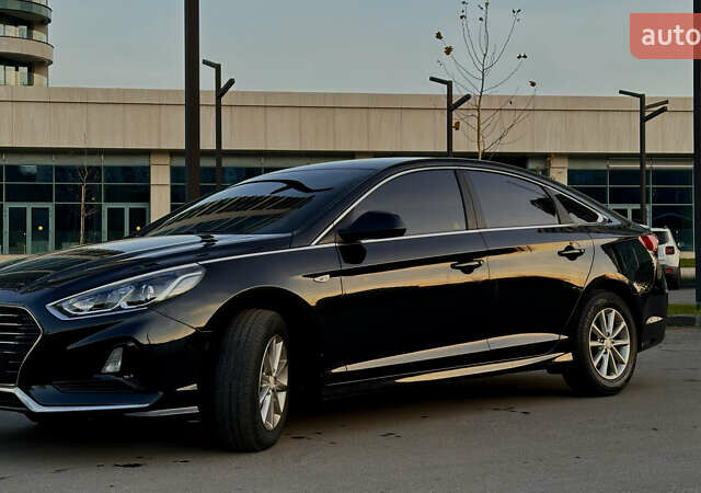 Черный Хендай Соната, объемом двигателя 2 л и пробегом 171 тыс. км за 12650 $, фото 5 на Automoto.ua