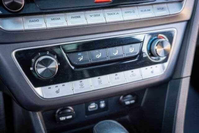 Черный Хендай Соната, объемом двигателя 2 л и пробегом 79 тыс. км за 7100 $, фото 11 на Automoto.ua