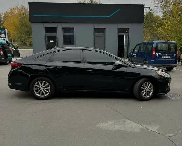 Черный Хендай Соната, объемом двигателя 2.36 л и пробегом 185 тыс. км за 12300 $, фото 1 на Automoto.ua