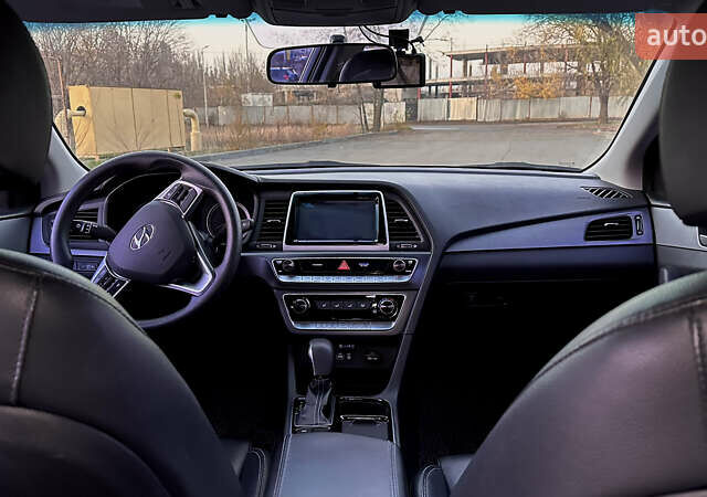 Черный Хендай Соната, объемом двигателя 2 л и пробегом 171 тыс. км за 12650 $, фото 8 на Automoto.ua