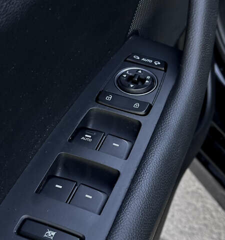 Черный Хендай Соната, объемом двигателя 2 л и пробегом 171 тыс. км за 12650 $, фото 13 на Automoto.ua