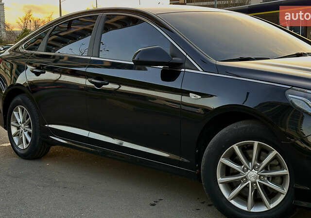 Черный Хендай Соната, объемом двигателя 2 л и пробегом 171 тыс. км за 12650 $, фото 1 на Automoto.ua