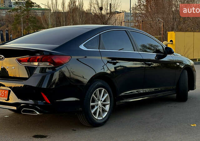 Черный Хендай Соната, объемом двигателя 2 л и пробегом 171 тыс. км за 12650 $, фото 2 на Automoto.ua
