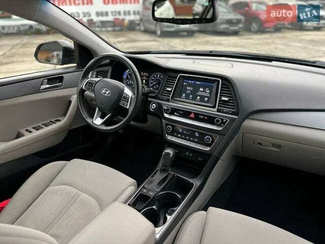 Чорний Хендай Соната, об'ємом двигуна 2 л та пробігом 45 тис. км за 19999 $, фото 11 на Automoto.ua