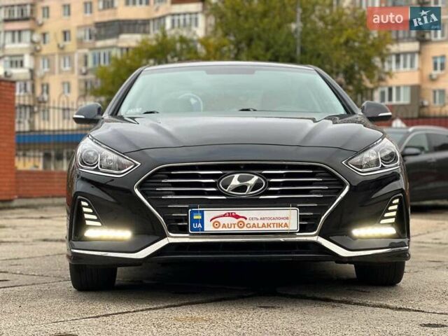 Чорний Хендай Соната, об'ємом двигуна 2 л та пробігом 45 тис. км за 19999 $, фото 4 на Automoto.ua