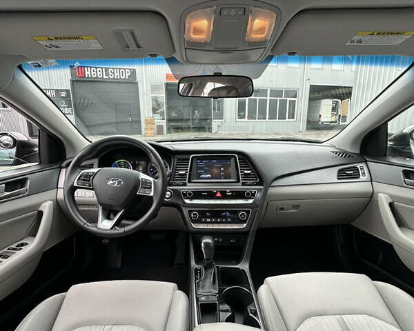 Чорний Хендай Соната, об'ємом двигуна 2 л та пробігом 100 тис. км за 15900 $, фото 6 на Automoto.ua