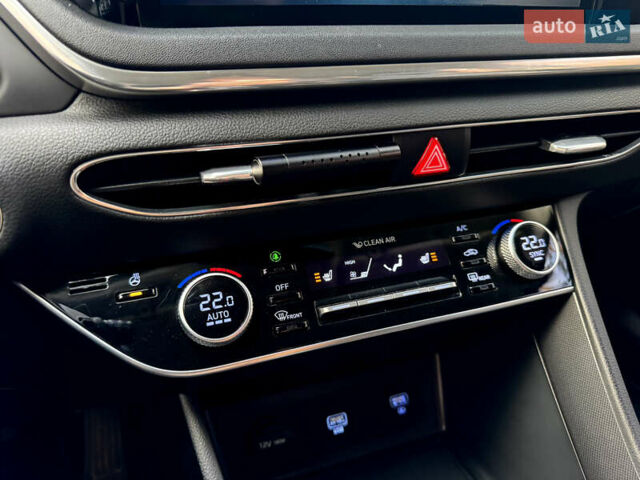 Черный Хендай Соната, объемом двигателя 2 л и пробегом 175 тыс. км за 18990 $, фото 6 на Automoto.ua