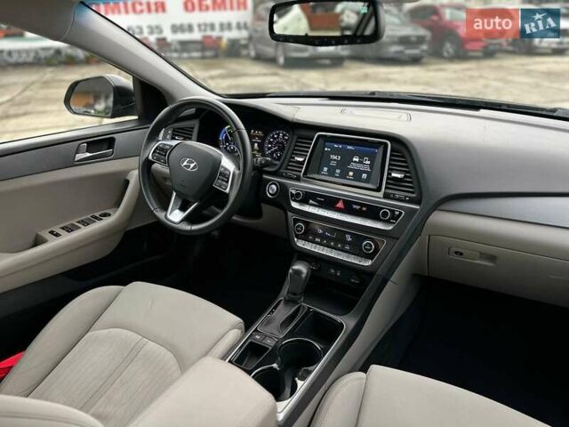 Чорний Хендай Соната, об'ємом двигуна 2 л та пробігом 45 тис. км за 19999 $, фото 10 на Automoto.ua