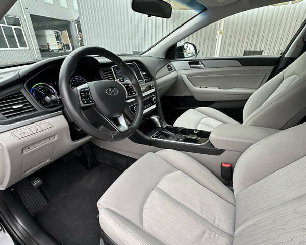 Чорний Хендай Соната, об'ємом двигуна 2 л та пробігом 100 тис. км за 15900 $, фото 8 на Automoto.ua