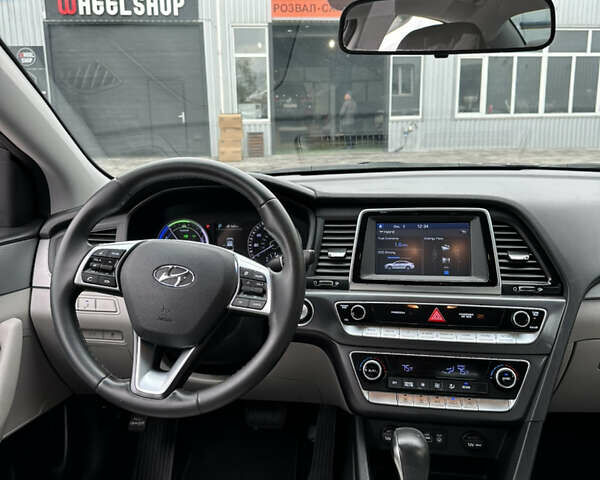 Чорний Хендай Соната, об'ємом двигуна 2 л та пробігом 100 тис. км за 15900 $, фото 7 на Automoto.ua