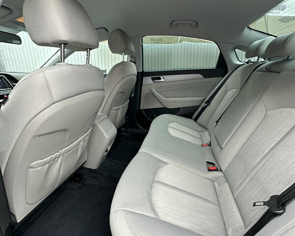 Чорний Хендай Соната, об'ємом двигуна 2 л та пробігом 100 тис. км за 15900 $, фото 5 на Automoto.ua