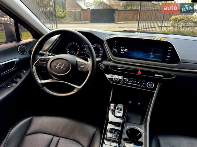 Черный Хендай Соната, объемом двигателя 2 л и пробегом 175 тыс. км за 18990 $, фото 5 на Automoto.ua