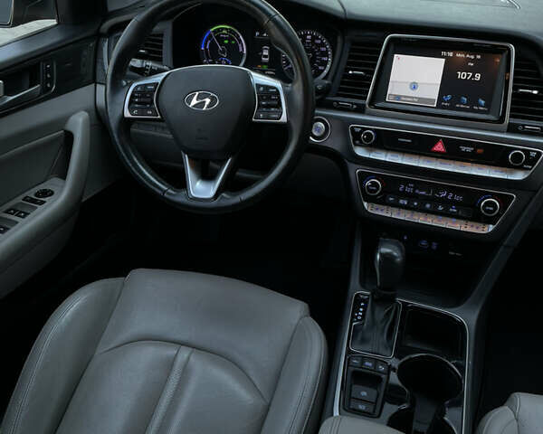 Чорний Хендай Соната, об'ємом двигуна 2 л та пробігом 98 тис. км за 19000 $, фото 28 на Automoto.ua