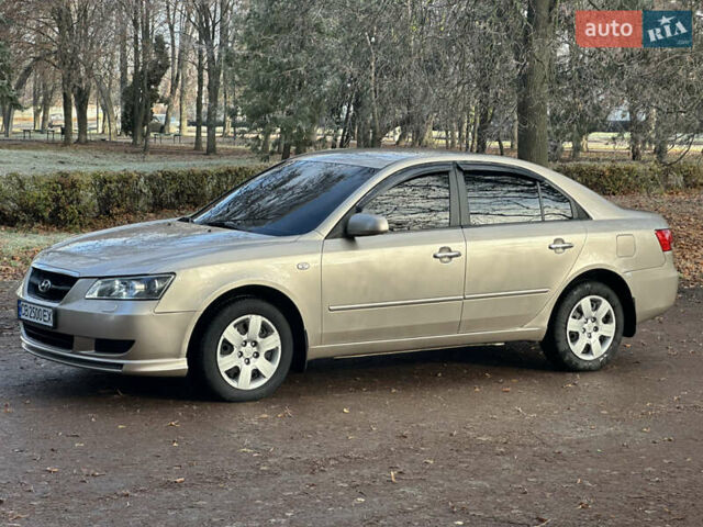 Коричневый Хендай Соната, объемом двигателя 2 л и пробегом 420 тыс. км за 5000 $, фото 1 на Automoto.ua