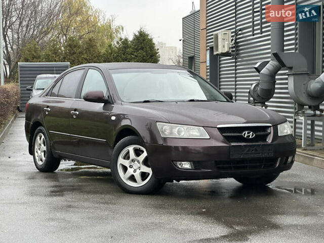 Коричневый Хендай Соната, объемом двигателя 2 л и пробегом 243 тыс. км за 5950 $, фото 8 на Automoto.ua