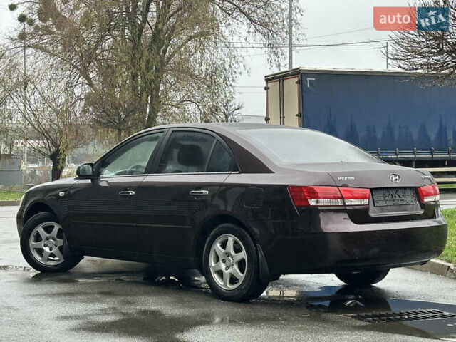 Коричневый Хендай Соната, объемом двигателя 2 л и пробегом 243 тыс. км за 5950 $, фото 3 на Automoto.ua