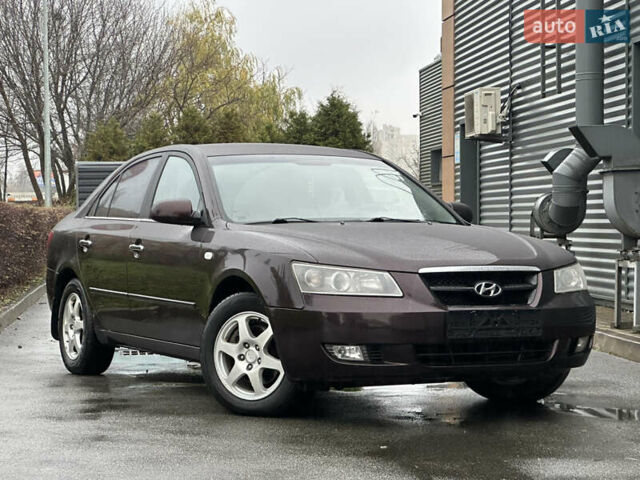 Коричневый Хендай Соната, объемом двигателя 2 л и пробегом 243 тыс. км за 5950 $, фото 4 на Automoto.ua