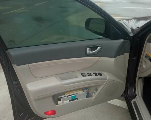 Коричневый Хендай Соната, объемом двигателя 2.4 л и пробегом 408 тыс. км за 5300 $, фото 7 на Automoto.ua