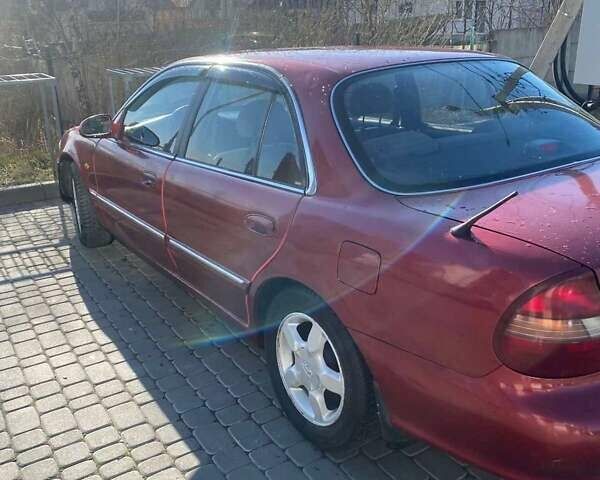 Червоний Хендай Соната, об'ємом двигуна 2 л та пробігом 300 тис. км за 1999 $, фото 4 на Automoto.ua