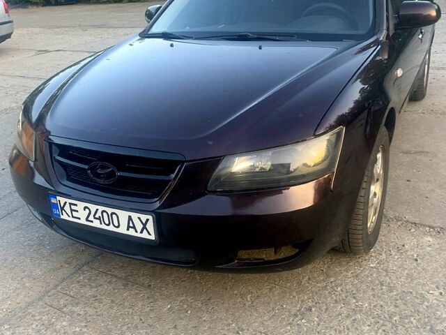 Червоний Хендай Соната, об'ємом двигуна 2.4 л та пробігом 300 тис. км за 2400 $, фото 3 на Automoto.ua