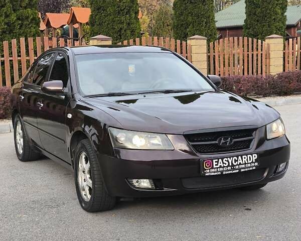 Красный Хендай Соната, объемом двигателя 2.36 л и пробегом 300 тыс. км за 3899 $, фото 2 на Automoto.ua