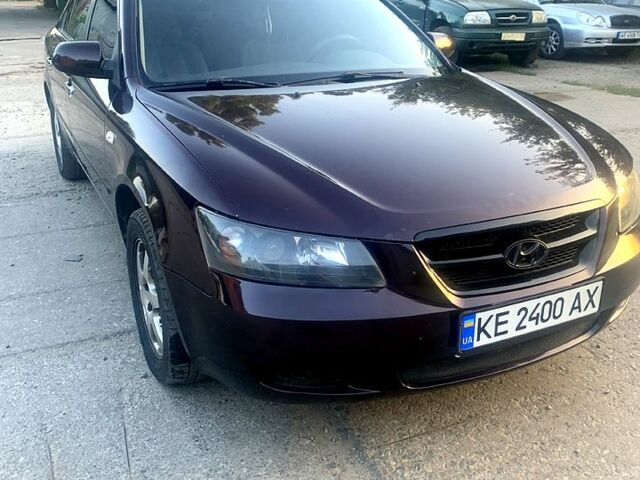 Червоний Хендай Соната, об'ємом двигуна 2.4 л та пробігом 300 тис. км за 2400 $, фото 5 на Automoto.ua