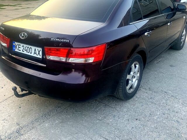 Червоний Хендай Соната, об'ємом двигуна 2.4 л та пробігом 300 тис. км за 2400 $, фото 4 на Automoto.ua