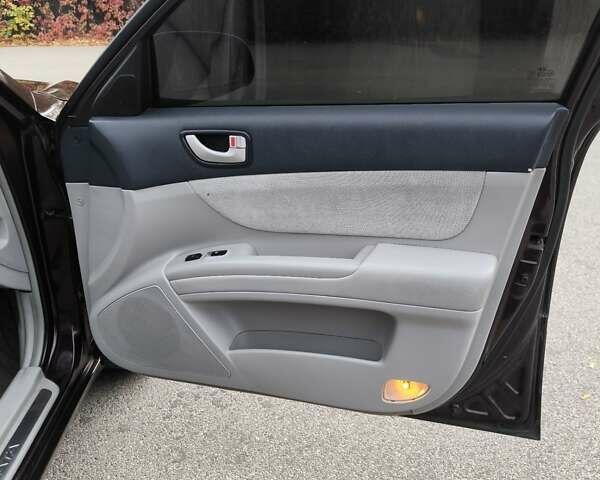 Красный Хендай Соната, объемом двигателя 2.36 л и пробегом 300 тыс. км за 3899 $, фото 24 на Automoto.ua