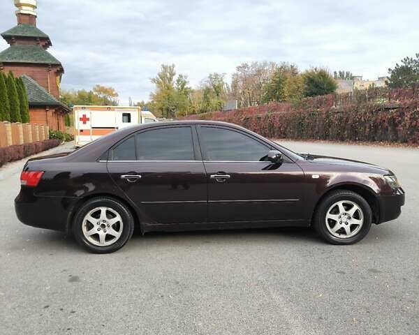 Красный Хендай Соната, объемом двигателя 2.36 л и пробегом 300 тыс. км за 3899 $, фото 4 на Automoto.ua