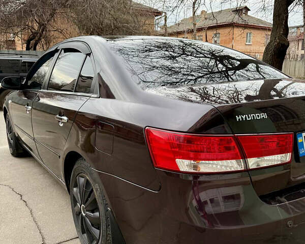 Красный Хендай Соната, объемом двигателя 2.4 л и пробегом 253 тыс. км за 5500 $, фото 6 на Automoto.ua