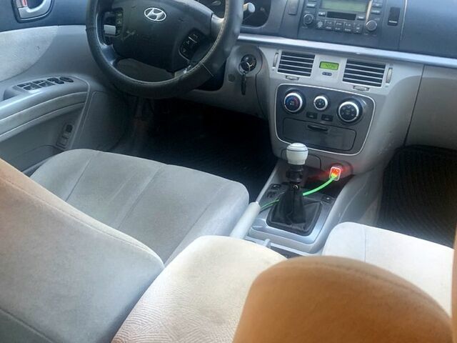 Червоний Хендай Соната, об'ємом двигуна 2.4 л та пробігом 300 тис. км за 2400 $, фото 1 на Automoto.ua