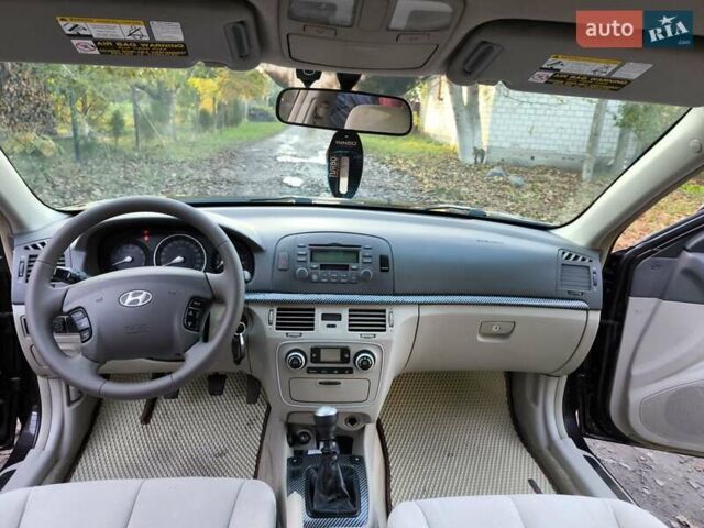 Червоний Хендай Соната, об'ємом двигуна 2 л та пробігом 280 тис. км за 4999 $, фото 30 на Automoto.ua