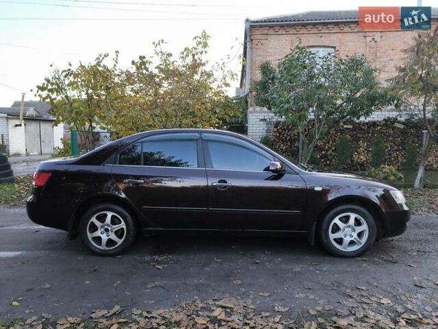 Хендай Соната 2006 у Казатине на Automoto.ua Червоний Хендай Соната, об'ємом двигуна 2 л та пробігом 280 тис. км за 5200 $, фото 8 на Automoto.ua